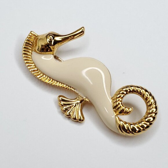 Vintage Trifari Seahorse Brooch Pin Cream Enameled Gold Tone Nautical Beach - Picture 2 of 4